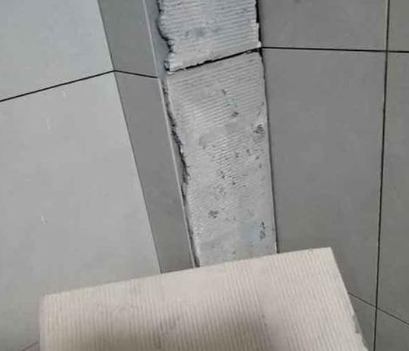 铜山瓷砖空鼓维修公司分享下厨房瓷砖脱落的补救措施。